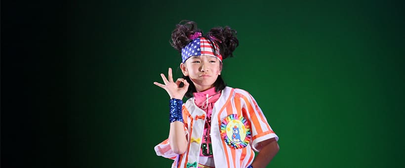 舞台で役になりきって自分らしく表現する子ども