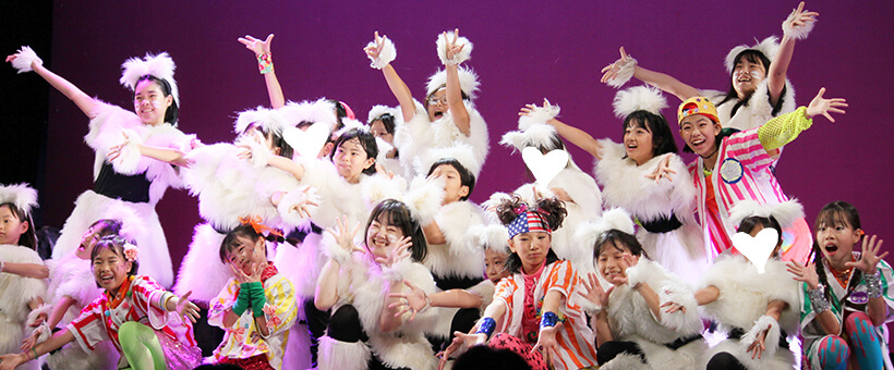 仲間と一緒にミュージカルの舞台を楽しむ子どもたち