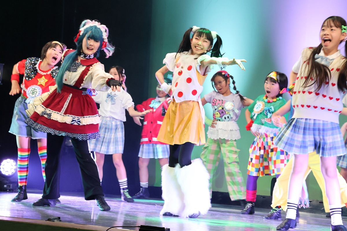 仲間と一緒に舞台を創り上げる子どもたち